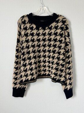 Max Studio Long Sleeve Crew Neck Black/Cream Houndstooth Sweater Size M.